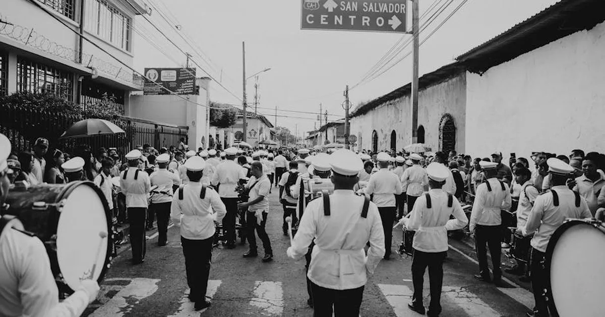 Louvor que liberta: Miel San Marcos leva esperança a 4.000 detentos em El Salvador