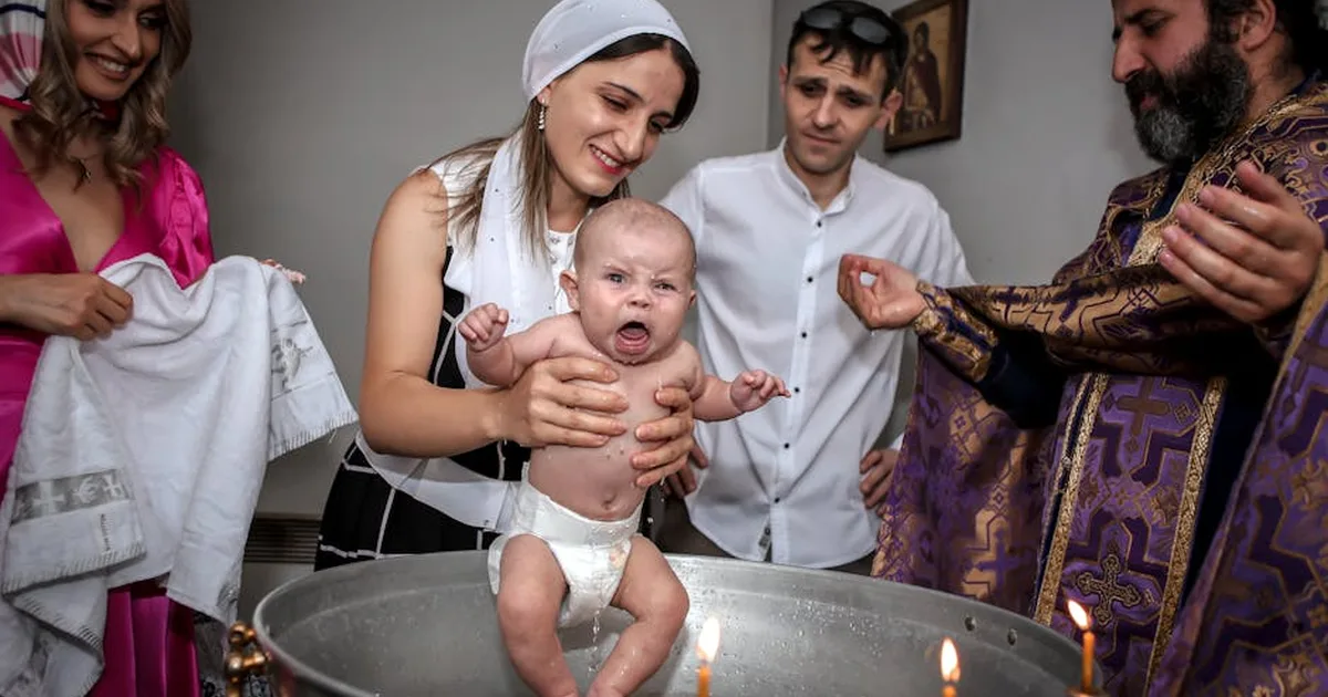 La prière persévérante restaure les foyers : une épouse baptise son mari après des années d'intercession