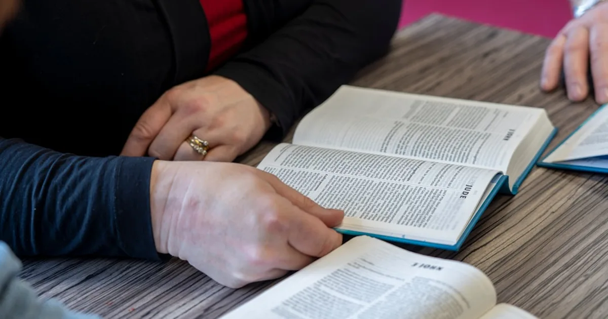 Menschenwürde und christliche Ethik: Ein Blick auf gesellschaftliche Herausforderungen