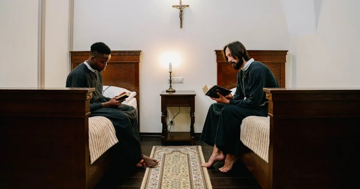 La Sabiduría del Silencio: Lo que la Vida Monástica nos Enseña para Nuestra Fe Actual