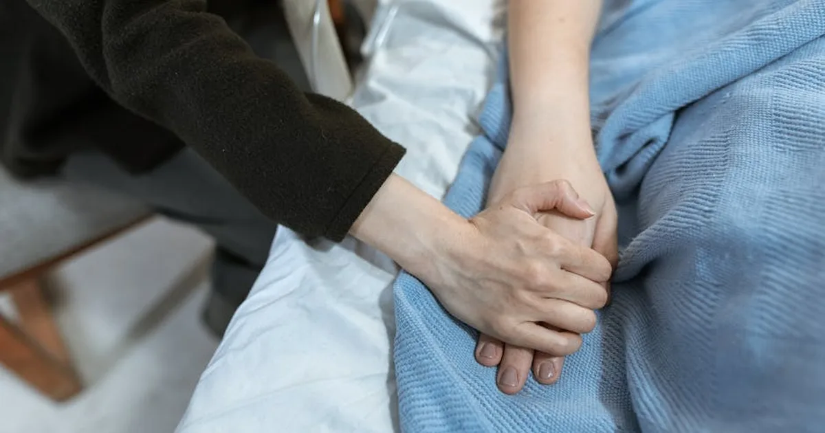 Como orar por alguém que está morrendo: um guia cristão