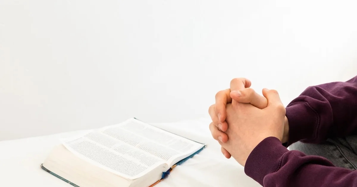 Orando pela saúde de alguém: Como interceder com fé e esperança