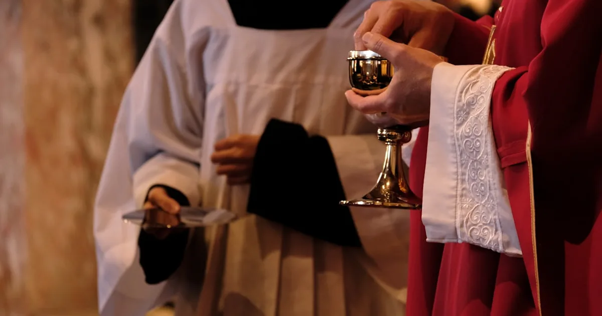 47 días después: sacerdote halla pan eucarístico intacto en iglesia bombardeada del Líbano