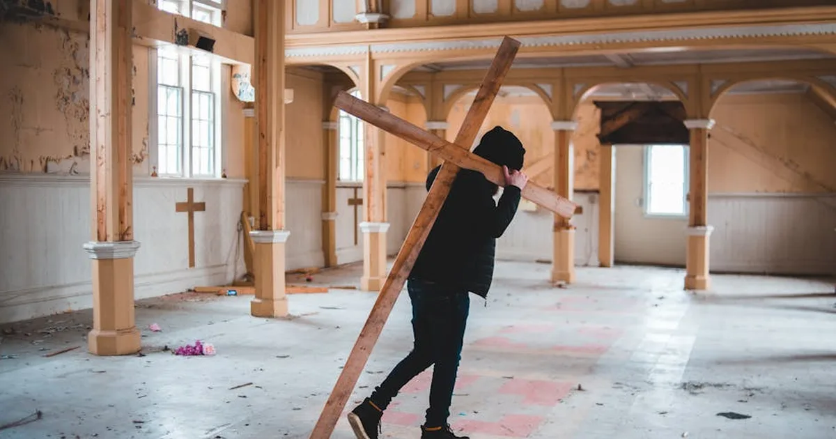 Un jeune Français gravit l’Aneto avec une croix de 35 kg après un acte de vandalisme