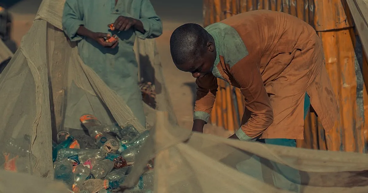 De la basura electrónica a la esperanza: Un crucifijo reciclado que transforma comunidades en Ghana