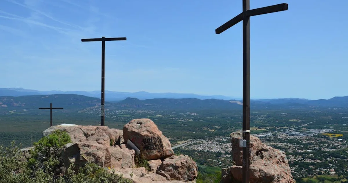 Vol de la croix du Baou des Gouttes : une communauté unie face à l'épreuve