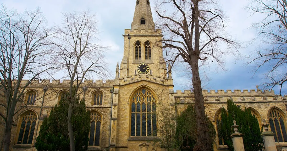 La foi à l'épreuve : Attaques contre les églises au Royaume-Uni et la voie chrétienne