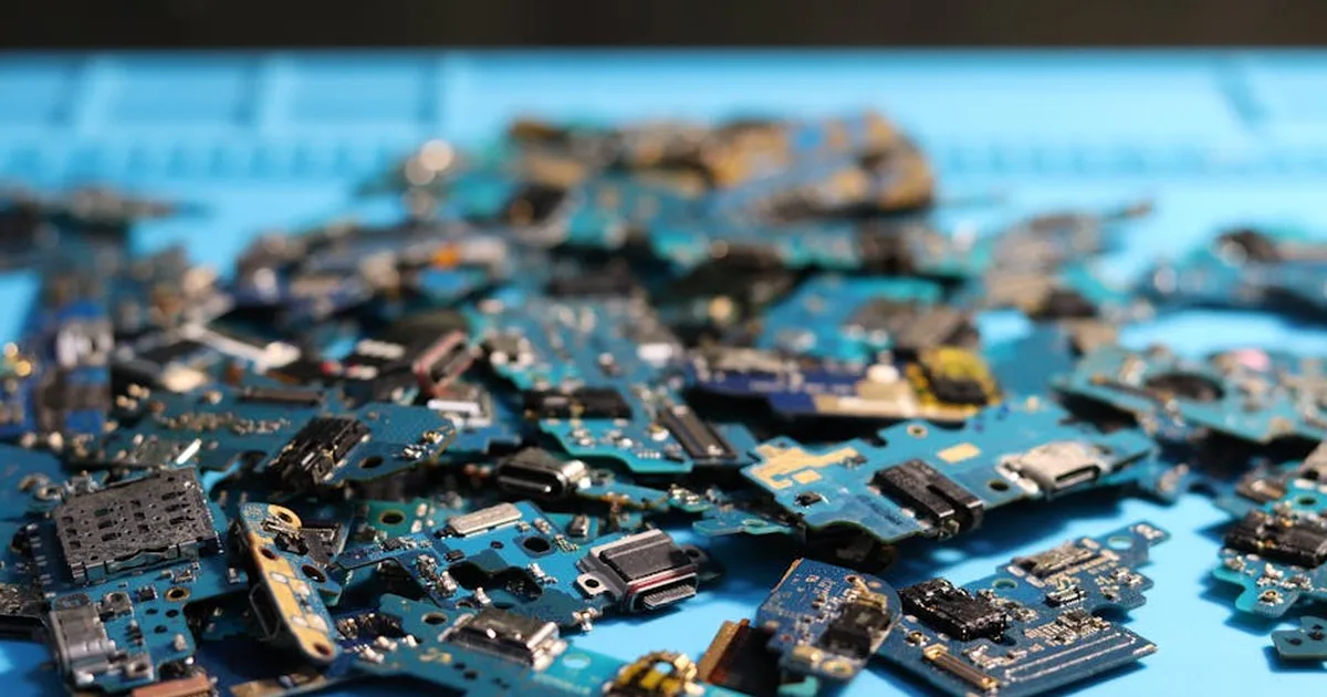 Lixo Eletrônico que Vira Cruz: Como um Símbolo Reciclado na Ghana Está Transformando Comunidades de Fé