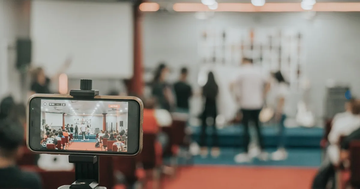 Tu Palabra en el Mundo Digital: Un Llamado a la Comunicación Cristiana que Edifica
