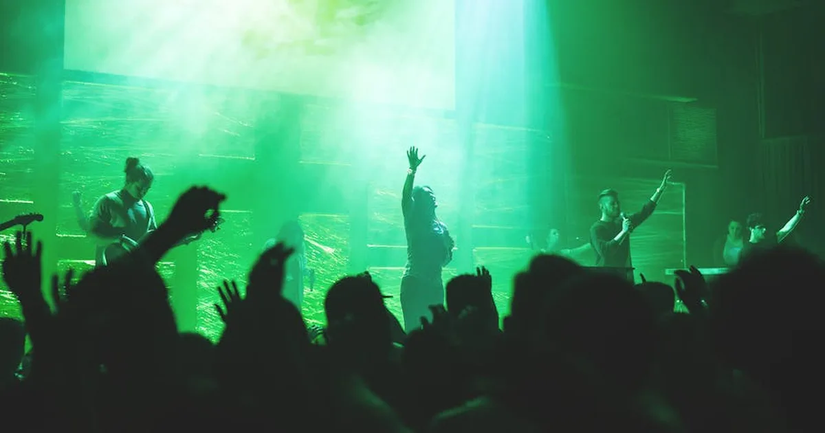 Música contemporânea: uma ponte para os jovens se aproximarem de Deus na comunidade cristã