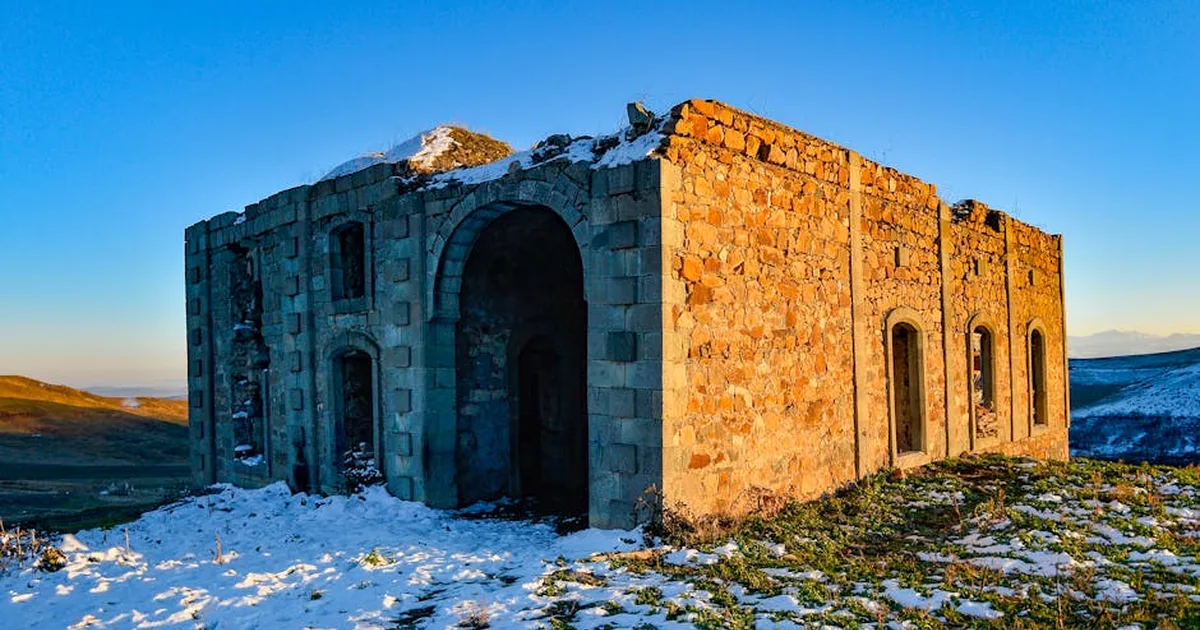 Azerbaijão Derruba Catedral Armênia em Nagorno-Karabakh: Um Golpe na Herança Cristã