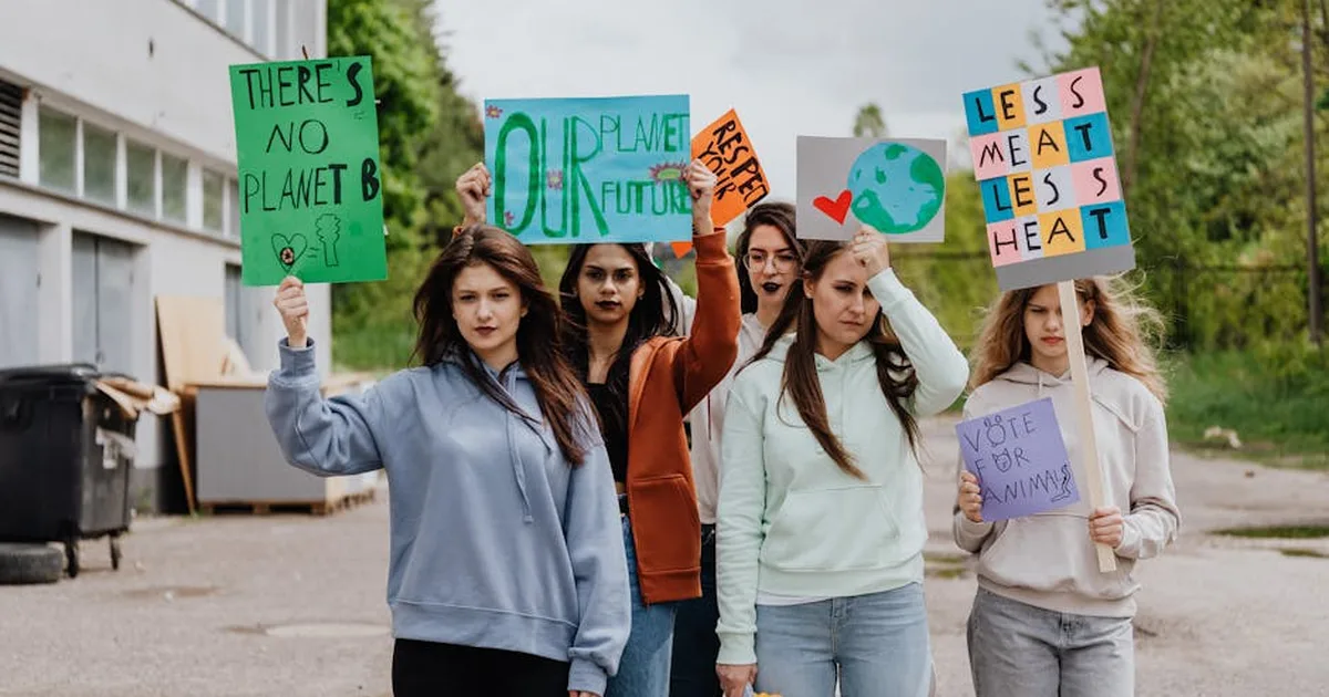 Jóvenes líderes mundiales: escuela, salud y clima primero, no el rearme