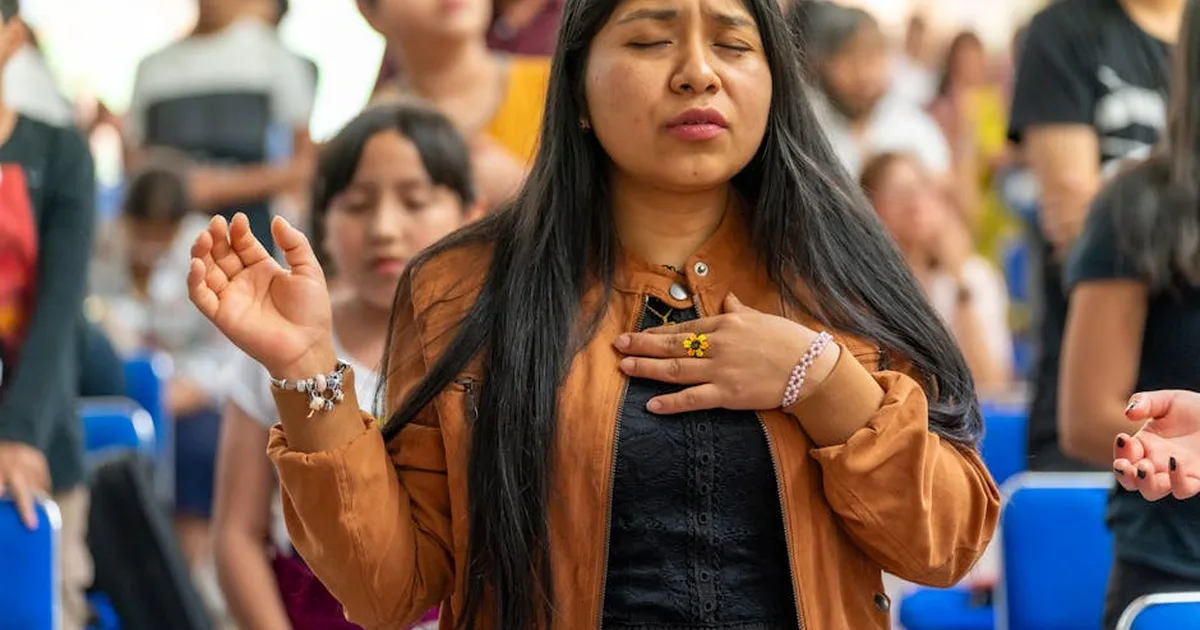 Comunidade de Perote se reúne em oração pela paz mundial em encontro espiritual
