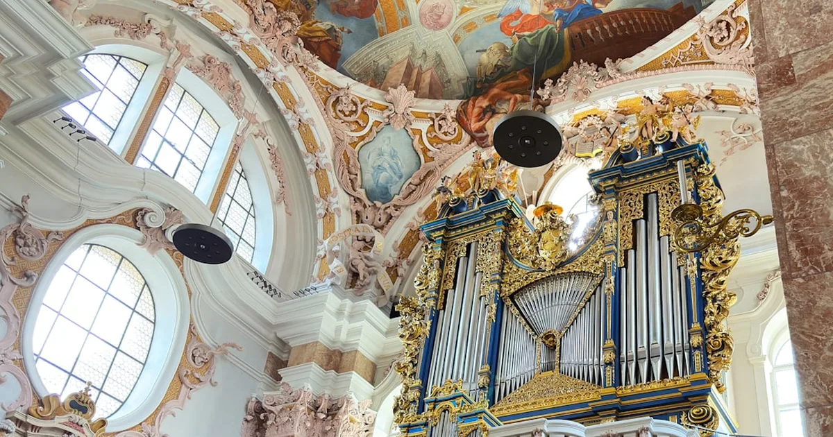 Pichação na Catedral de Innsbruck: Um convite à reflexão sobre arte cristã e comunidade