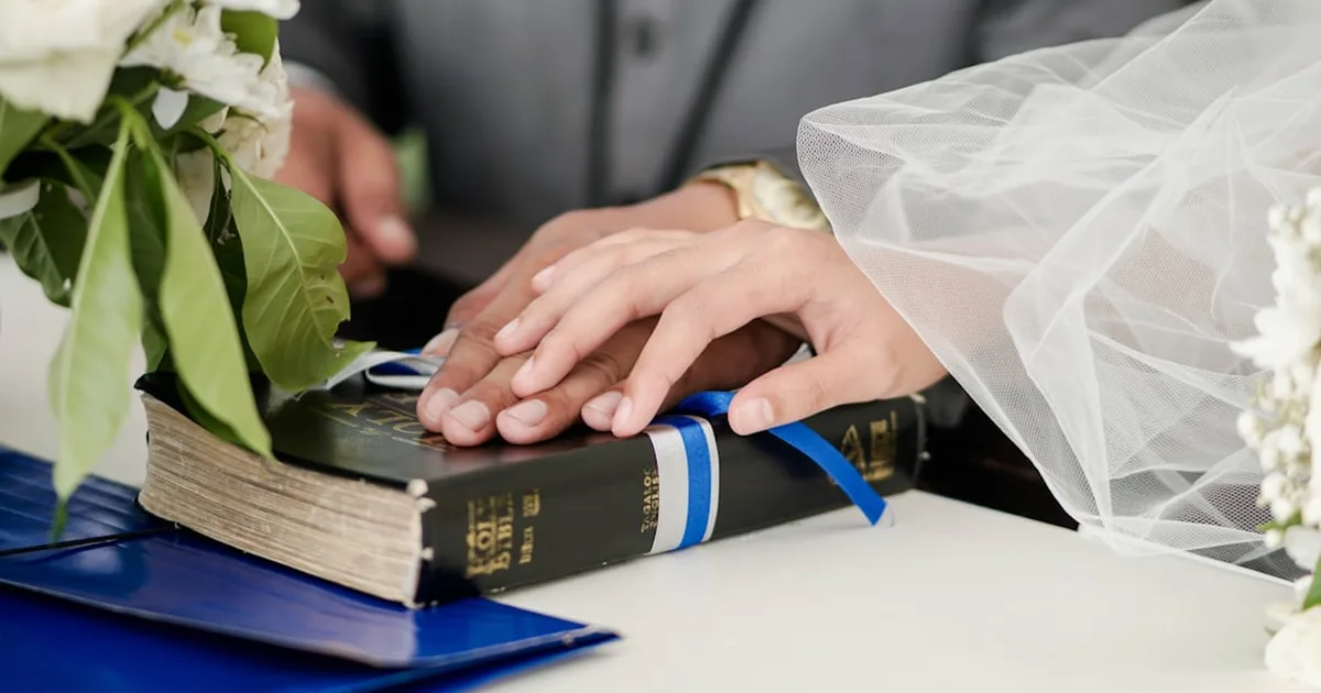 O versículo bíblico sobre amor e casamento que todo casal precisa conhecer