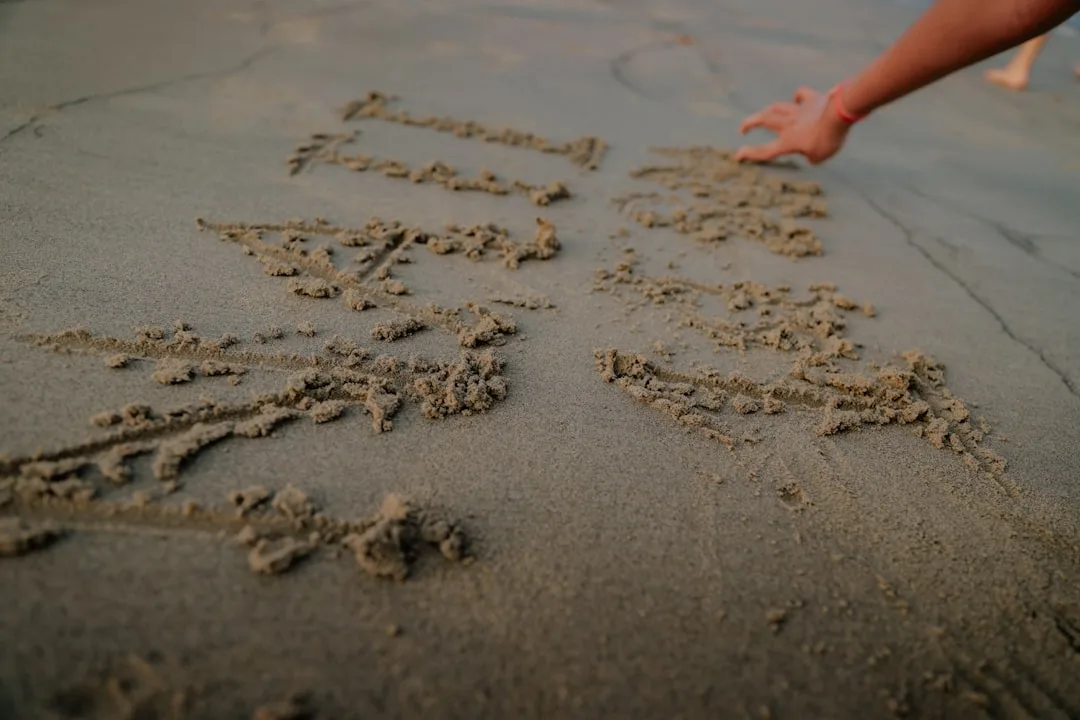 Vergängliche Botschaften: Wie Einfache Glaubenszeichen am Strand Berühren