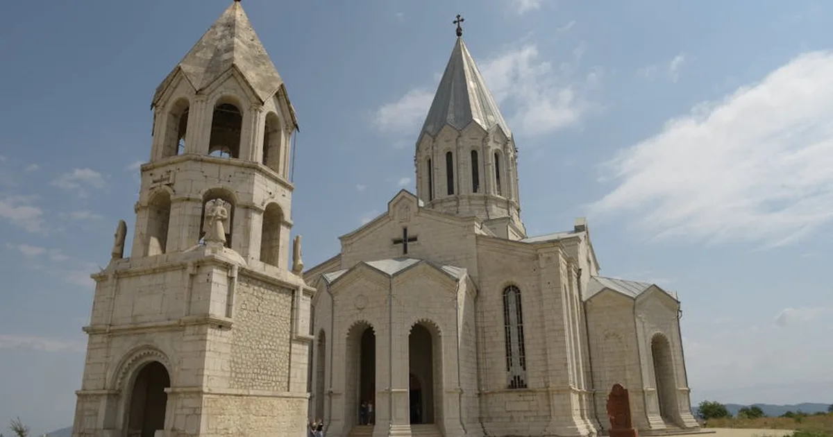 Demolición de la Catedral Armenia en Nagorno-Karabaj: Un Ataque a la Herencia Cristiana