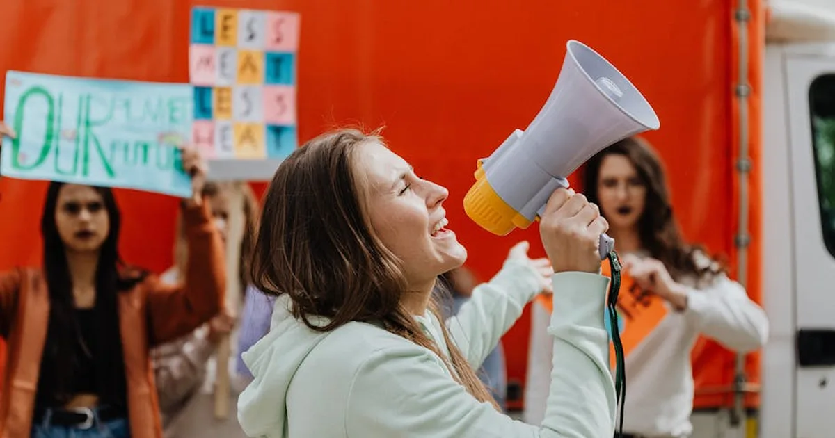 Giovani leader mondiali: priorità a scuola, sanità e clima, non al riarmo