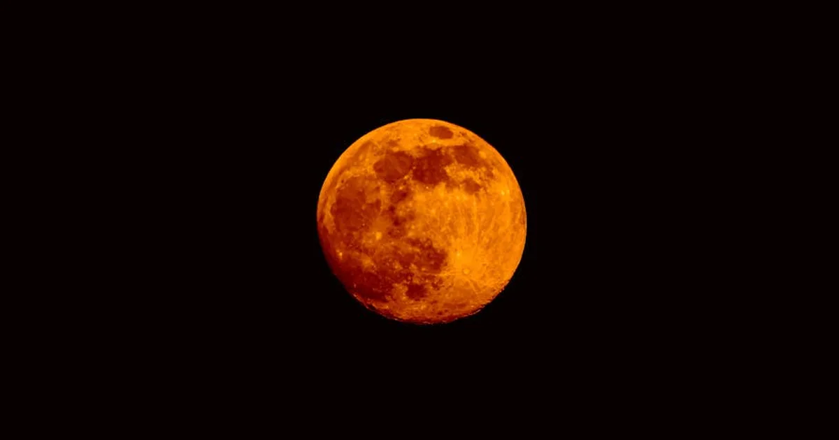 La Luna rivela i suoi colori: come la fede ci mostra ciò che l'occhio non vede