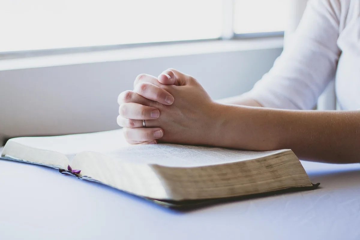 Encontrando serenidad en medio de la turbulencia mundial: Una mirada cristiana
