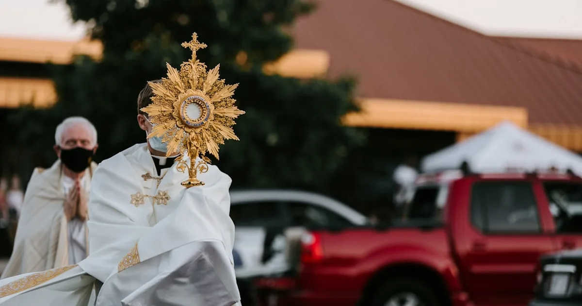 Papst León XIV. mahnt: Reichtum kann täuschen – wahre Erfüllung im Glauben finden