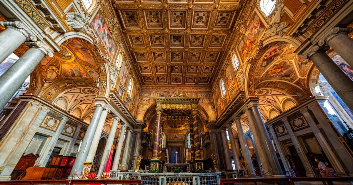 Anuncios en basílicas romanas: ¿fe o mercadotecnia? La controversia que divide a los fieles
