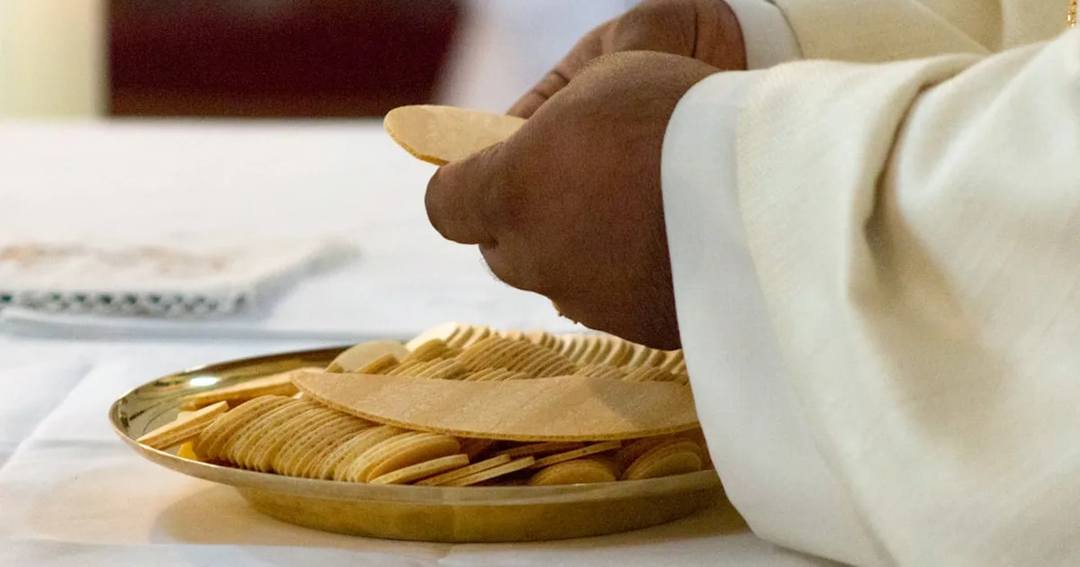 Cómo orar por la ofrenda y diezmos: guía práctica