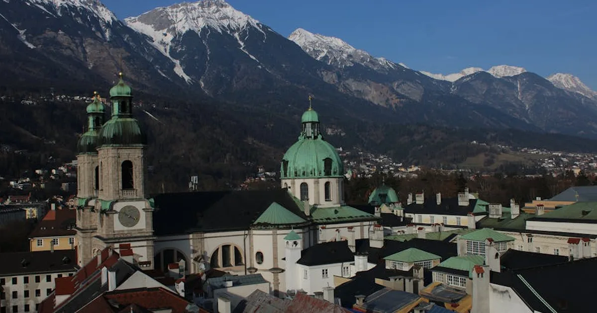 Pintas en la Catedral de Innsbruck: Una invitación a reflexionar sobre el arte y la comunidad cristiana