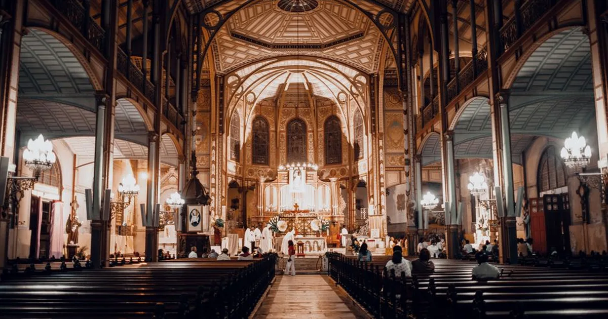 Que horas é a missa de sábado à noite perto de mim? Um guia para o culto de fim de semana