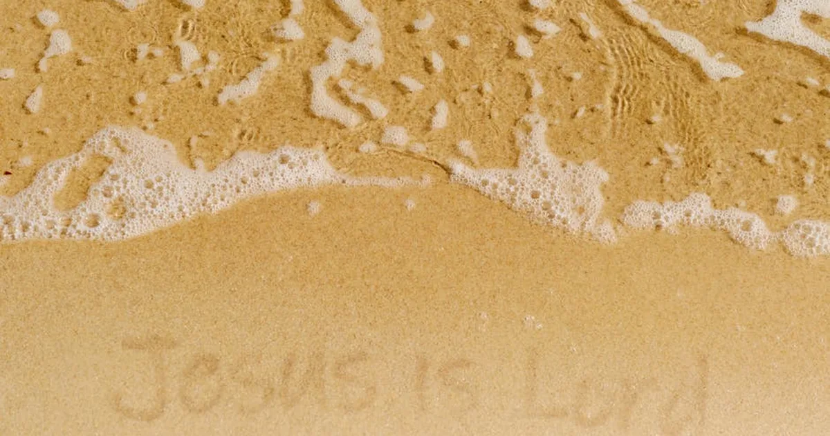 Écritures Éphémères : Quand la Fé S'Exprime dans le Sable Brésilien