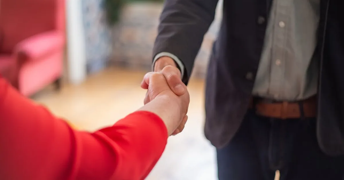 Insulti politici e dignità umana: una riflessione cristiana sul rispetto reciproco