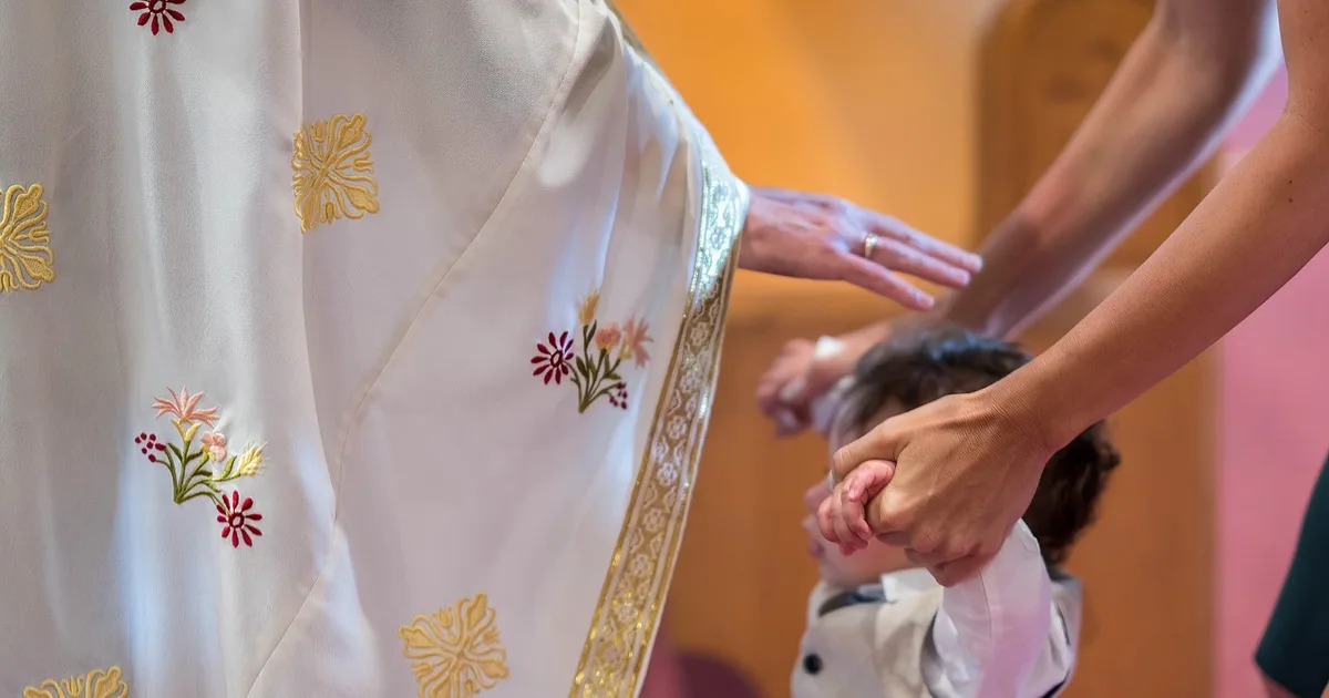 La oración constante transforma un hogar: una esposa bautiza a su esposo tras años de súplica
