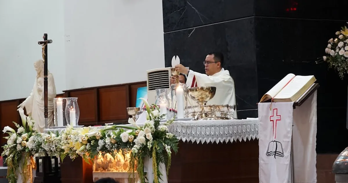 La Bellezza del Servizio Liturgico: Quando il Ministro Scompare per Far Risplendere Cristo