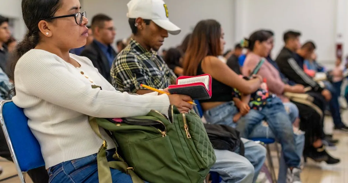 Un nuevo despertar espiritual: los jóvenes varones encuentran su camino hacia Dios