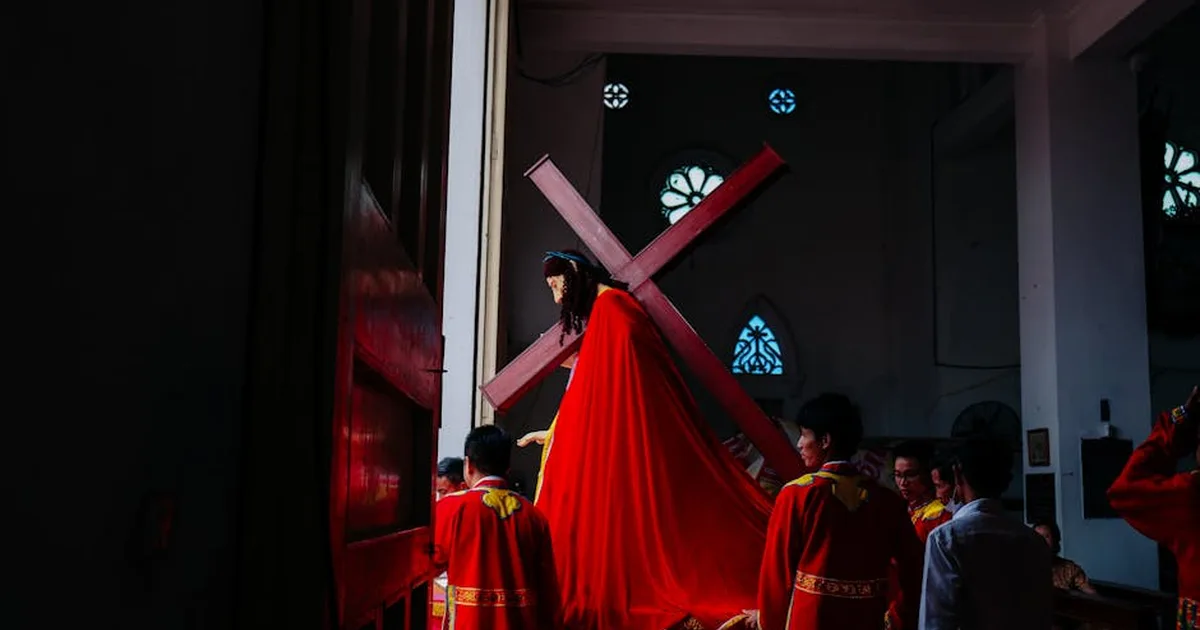 Perseguitati per la fede: cosa dice la Bibbia sulla difesa dei cristiani oppressi