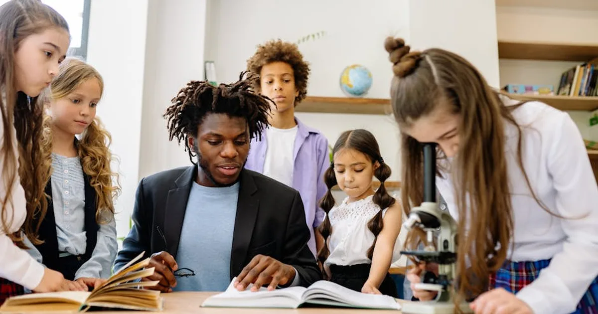 Tres santos que transformaron la educación cristiana en el mundo