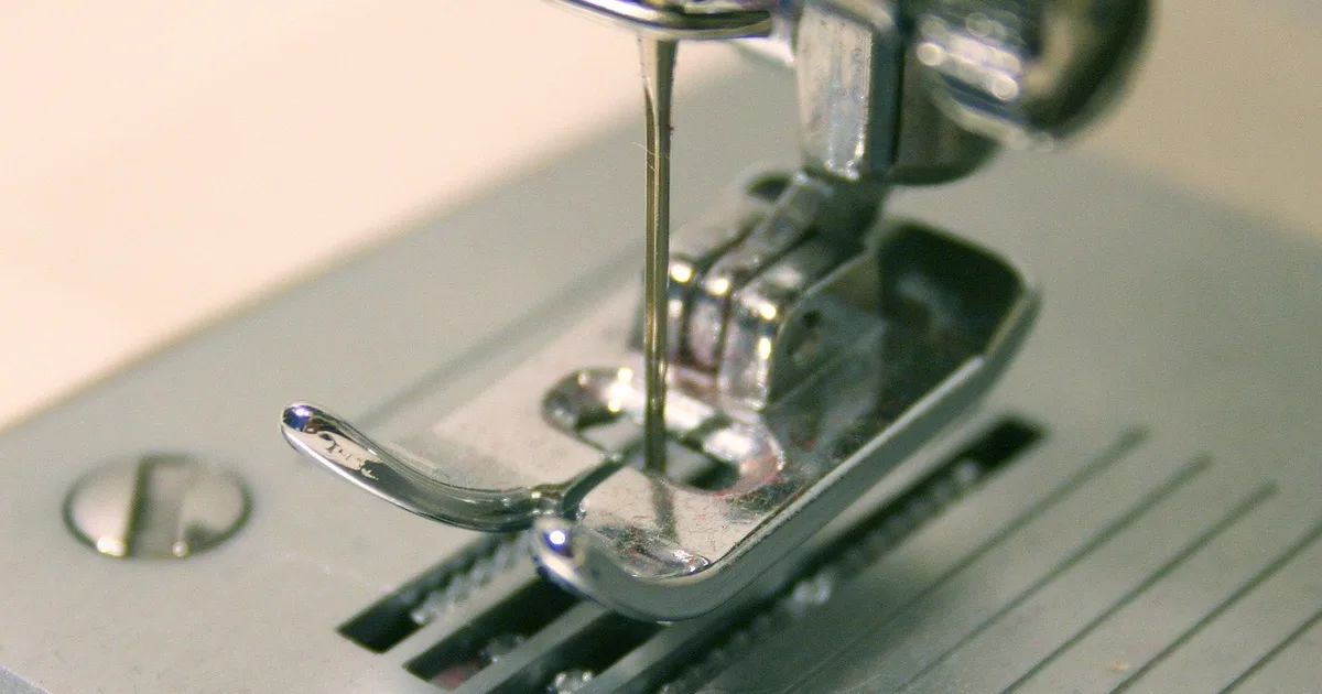 Fé a Pedal: Como uma Artista Costura Catedrais com Máquinas Movidas a Força Humana