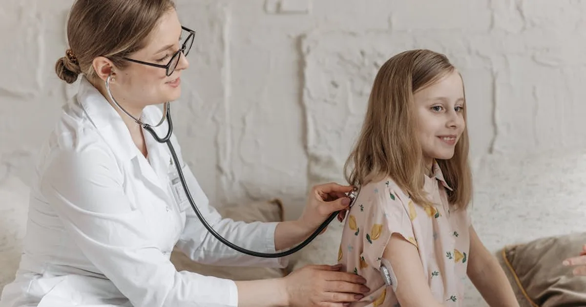 La valiente doctora que expuso el envenenamiento infantil: la historia real detrás de 'Los niños de plomo'