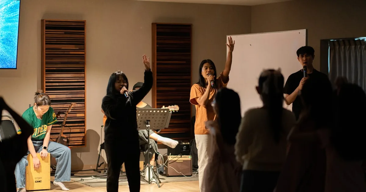 Criatividade que cura: como as igrejas podem levar esperança através da arte e da música