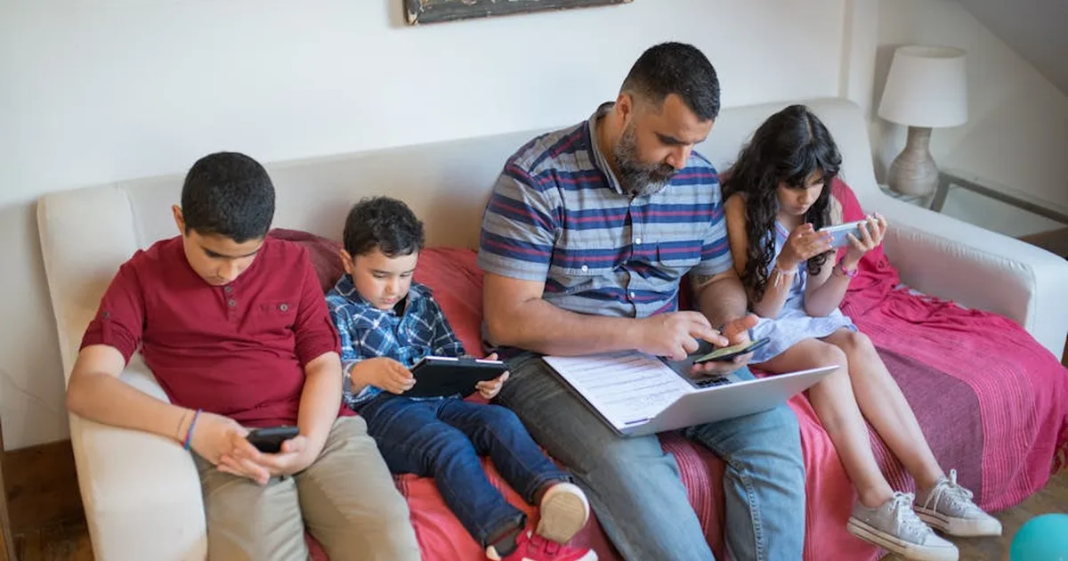 Cuidando a nuestros niños y jóvenes en el mundo digital: una guía pastoral para familias cristianas