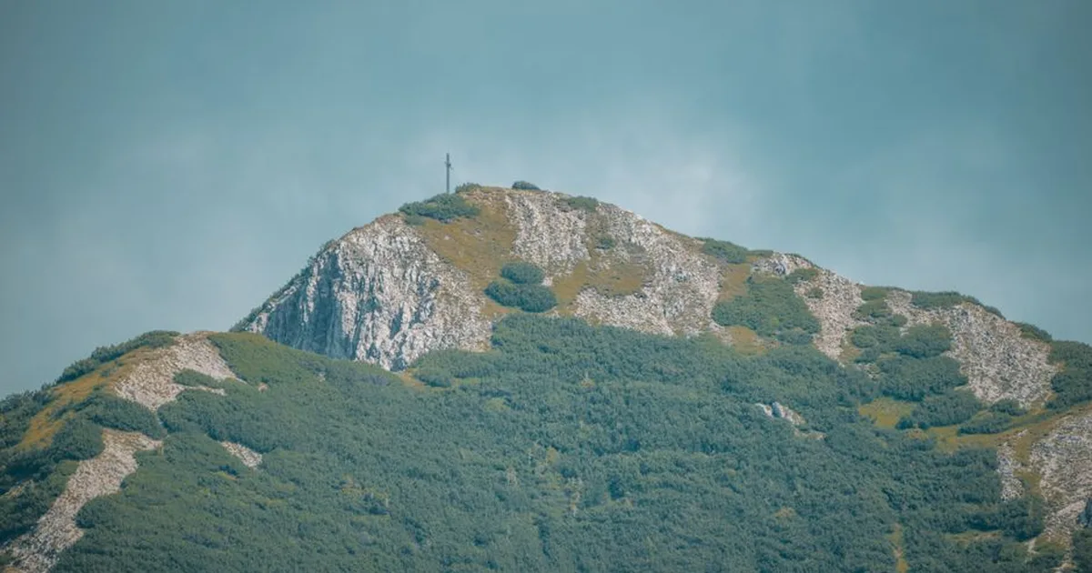 Croix des Pyrénées : un jeune de 18 ans la remet après un nouvel acte de vandalisme
