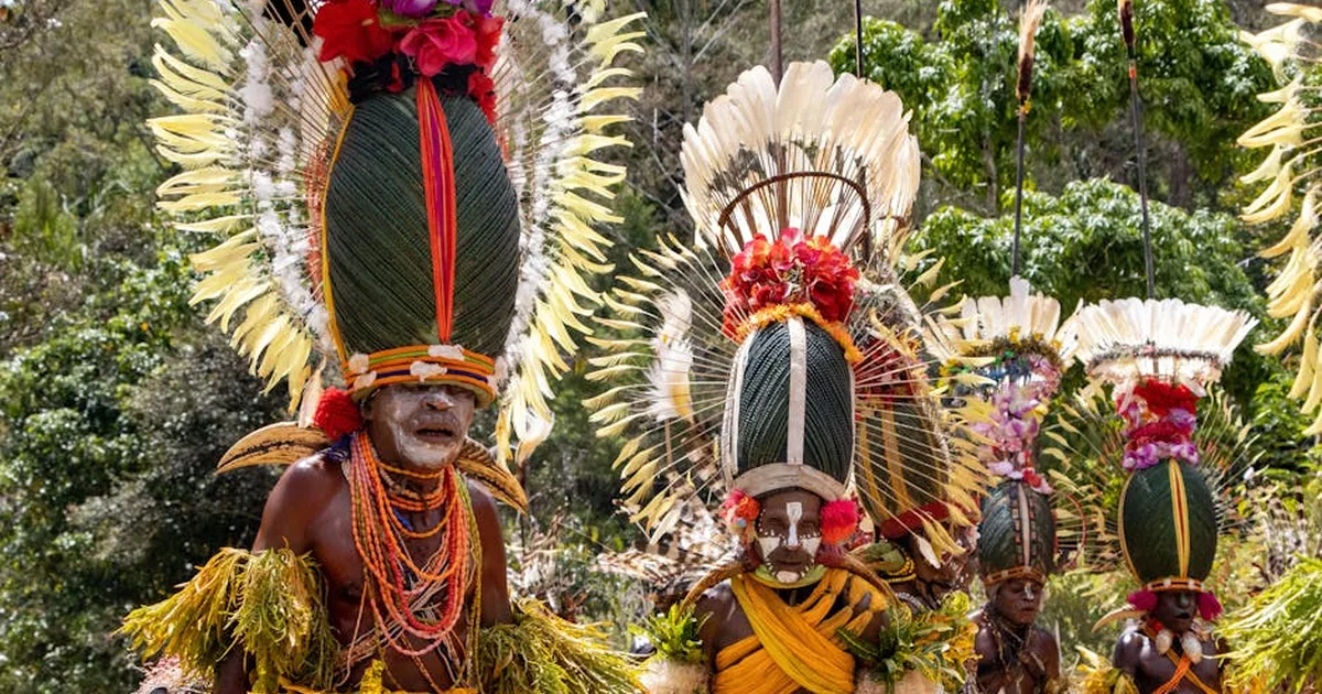 Misa Tradicional Llega a Papúa Nueva Guinea: Un Encuentro de Fe y Cultura