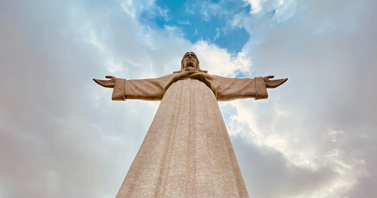 Entronizado em Glória: O Rei Ressurreto Assume o Trono