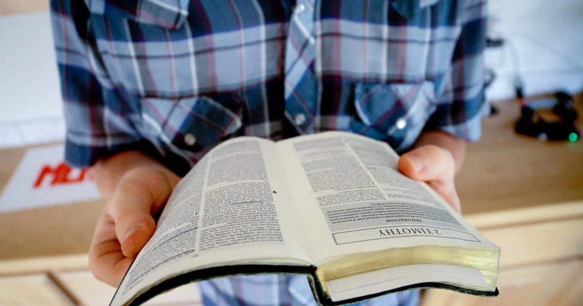 Iglesias inclusivas: Cómo una nueva Biblia para disléxicos abre puertas a todos los lectores
