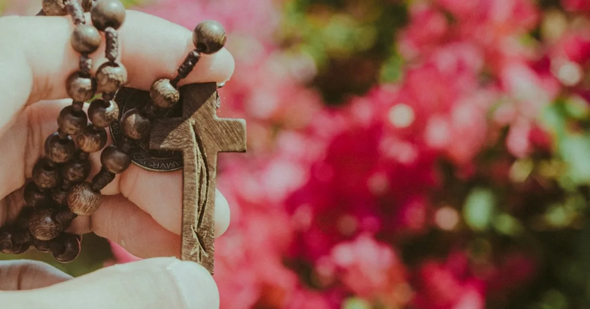 Cómo Rezar el Rosario: Una Guía Sencilla que Transformará Tu Oración