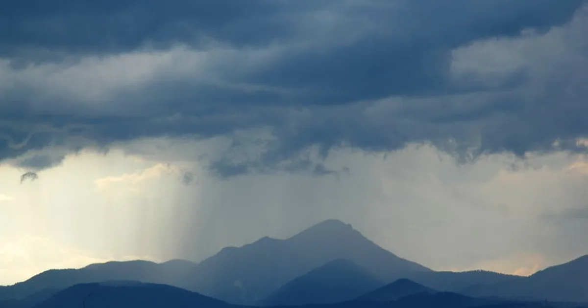 Cuando Dios Habla en Medio de la Tormenta: Cómo Encontrar Paz en Su Voz Poderosa