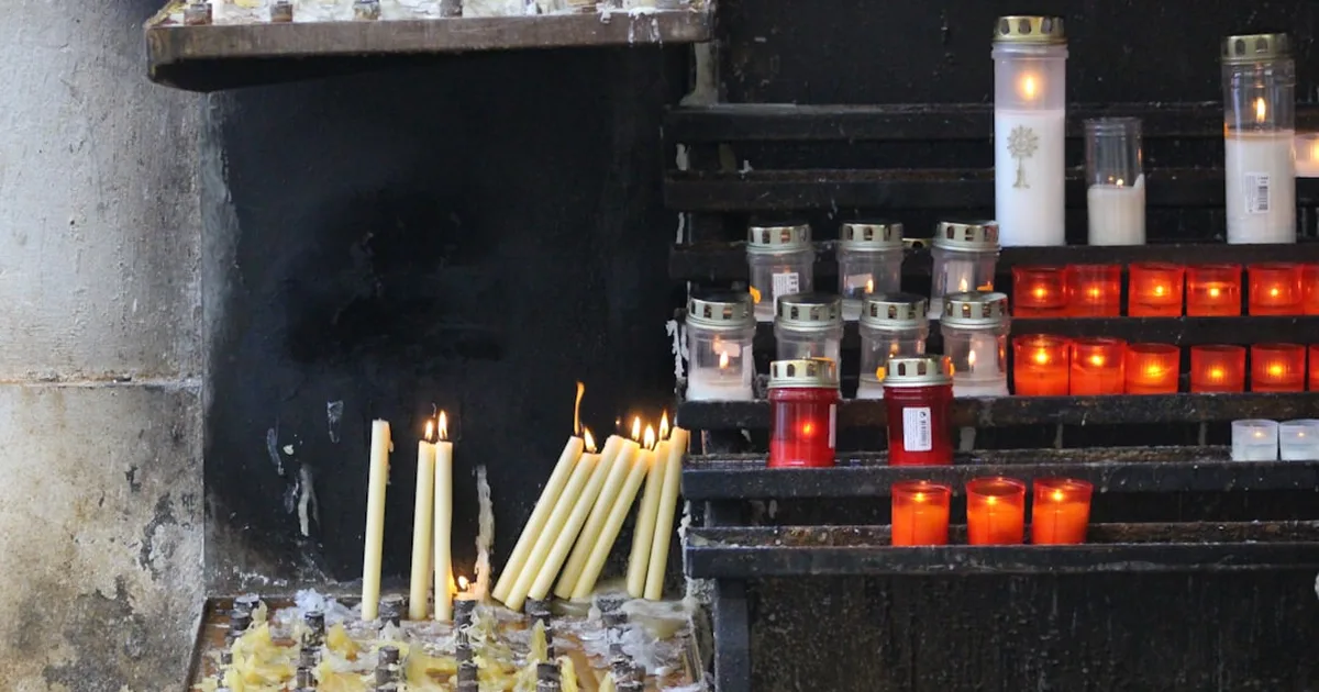 Fiéis em Fátima clamam por paz mundial em emocionante peregrinação
