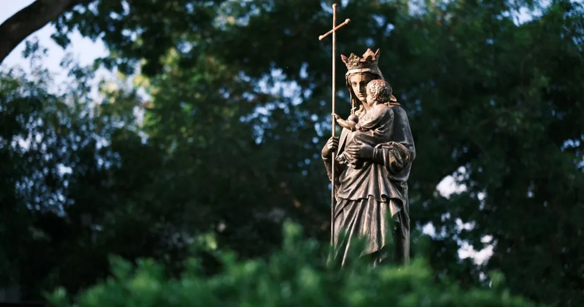 Maria: Mãe de Todos os Cristãos e Exemplo de Fé