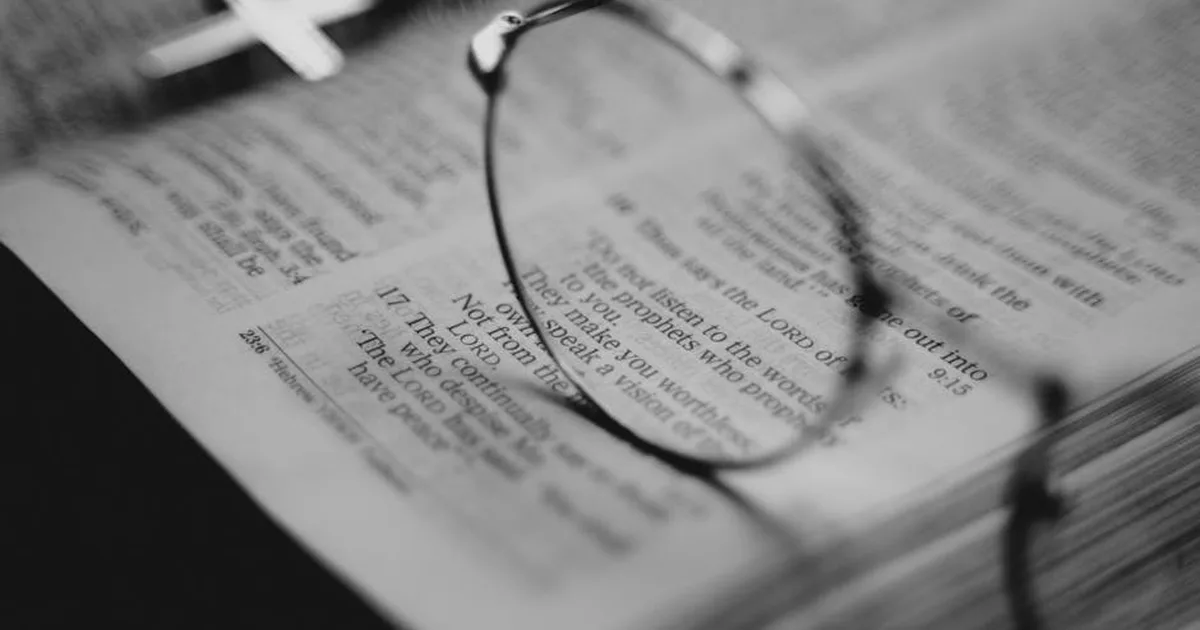 Versículo bíblico sobre la confianza en Dios: 5 promesas que fortalecen tu fe