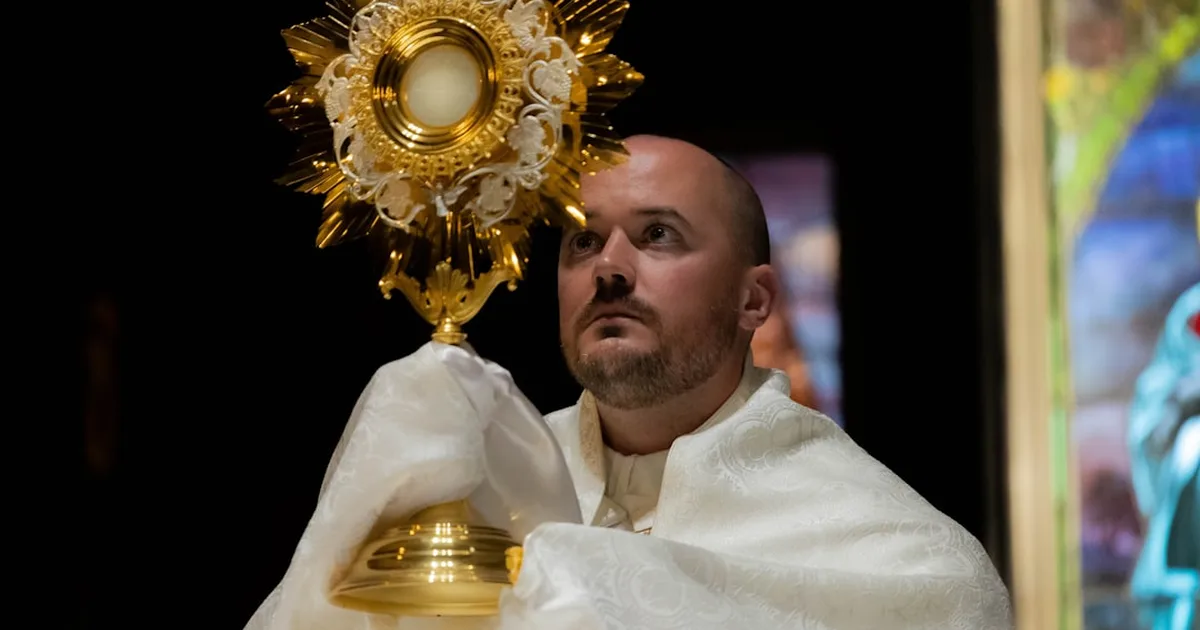 De millonario a sacerdote: la historia de fe que está inspirando al mundo